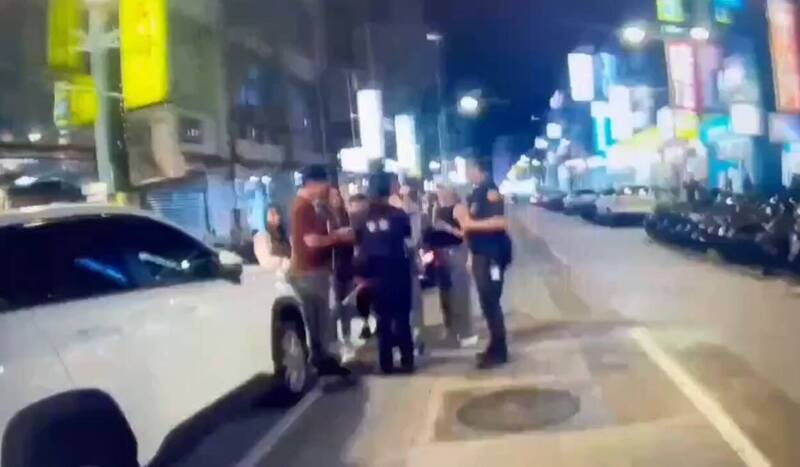 警方到场制止双方。（记者王冠仁翻摄）