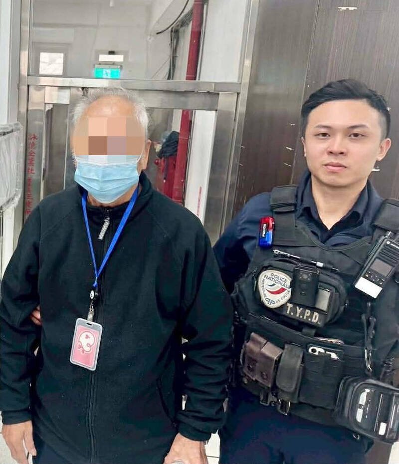 警方将吕姓老翁带回派出所休息，并提供温水与座椅安抚情绪，最后靠其胸前「敬老爱心卡」助他回家。（警方提供）