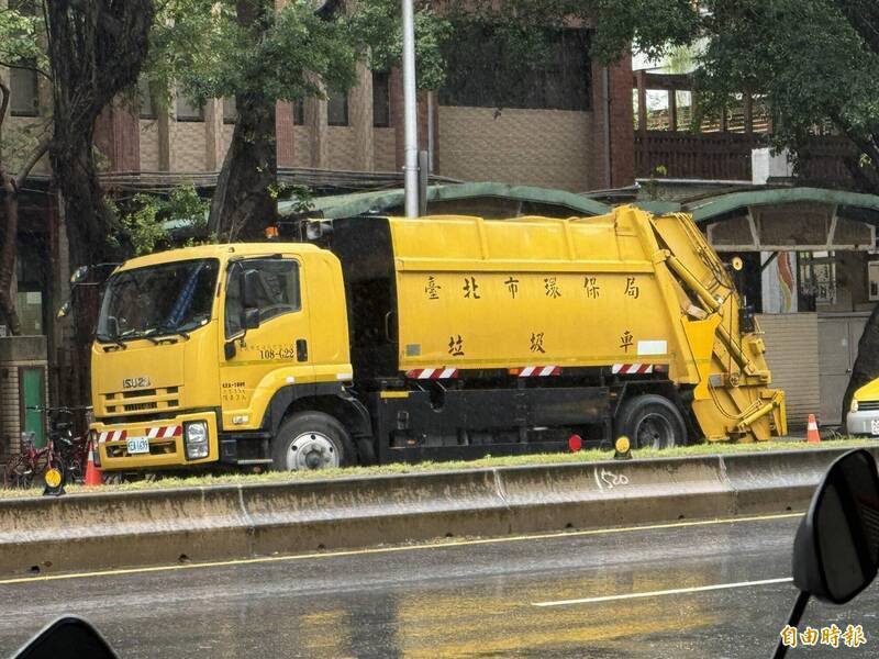 台北市北投区黄姓清洁队员去年将工作时清运到的电锅送给老妇，涉贪污治罪条例被起诉，今（2）早法院宣判徒刑3月、缓刑2年，褫夺公权1年，可上诉。清洁队垃圾车示意图。（记者蔡恺恒摄）