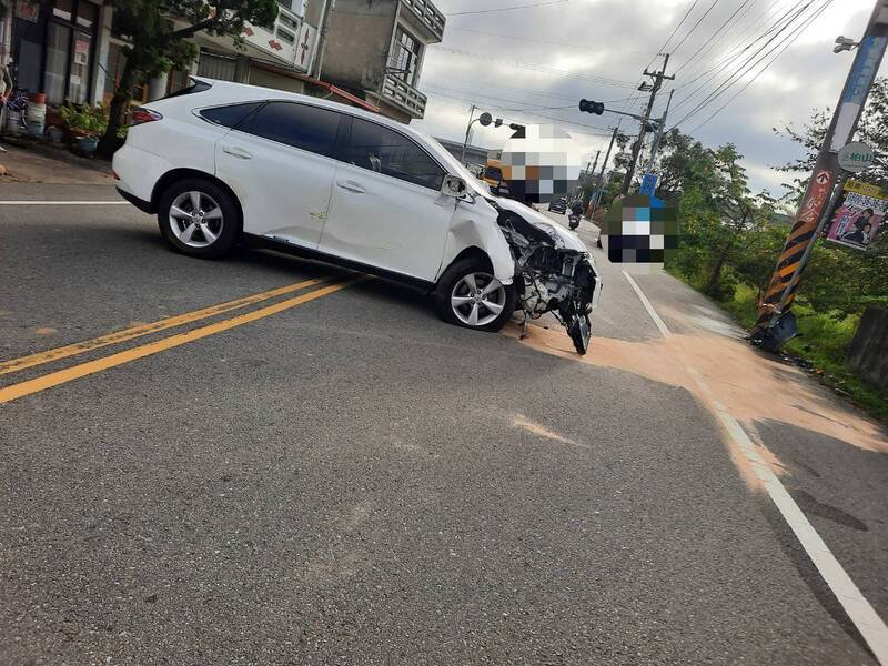 妇人驾驶休旅车失控撞电杆，车头毁损人送医。（民众提供）