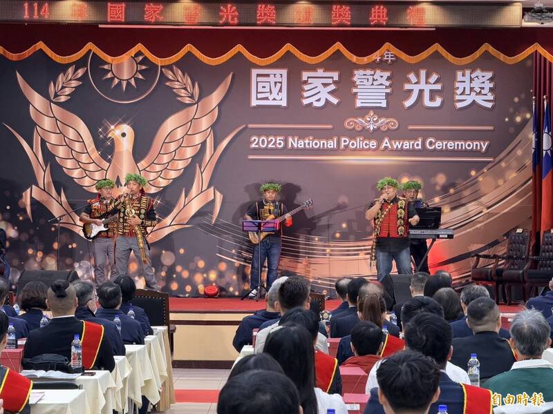 警政署今天举办年度「114年国家警光奖颁奖典礼」，中场由高雄市原住民警察乐团演唱原住民组曲及「我们都是一家人」歌曲。（记者邱俊福摄）