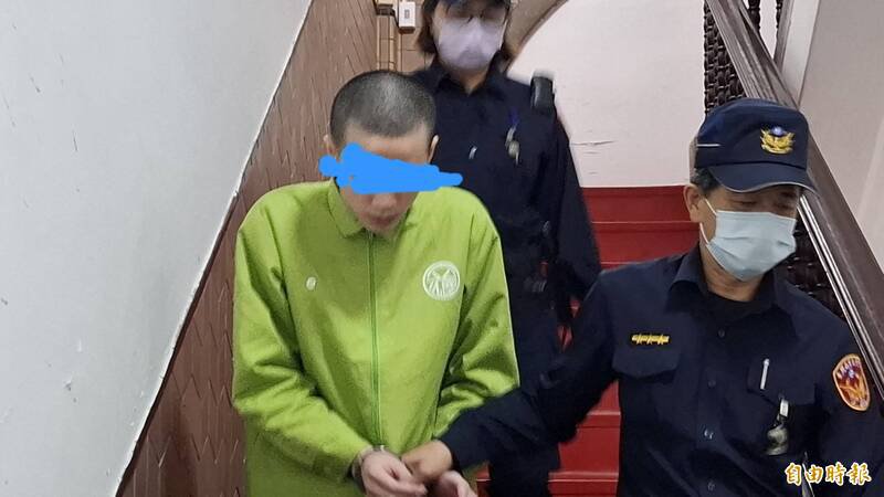 18岁独子陈姓男子不满手机被没收，狂刺母20多刀致死，高院今依家暴杀人罪判刑19年10月，陈聆判后，吓得全身发抖。（记者杨国文摄）