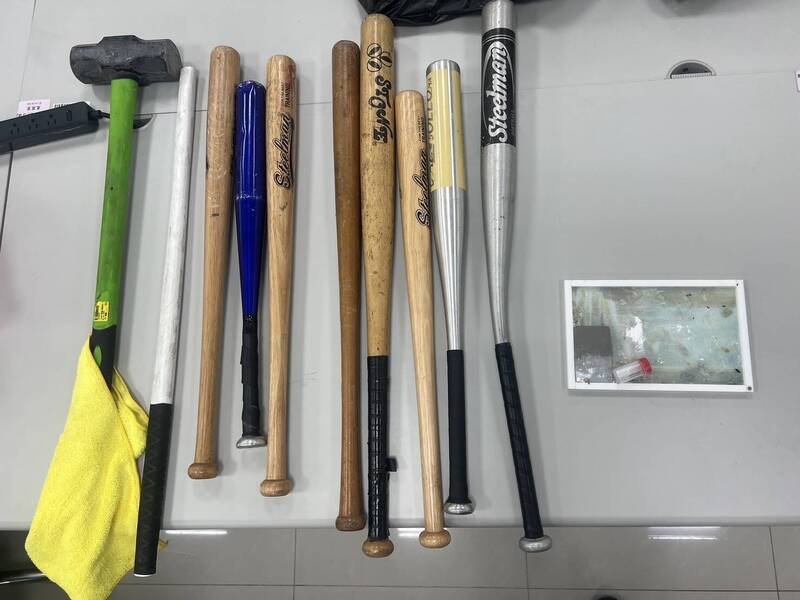 警方查扣棍棒等证物。（民众提供）