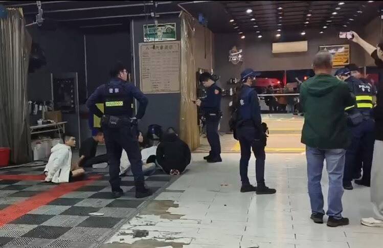 警方到场逮捕涉案嫌犯。（民众提供）