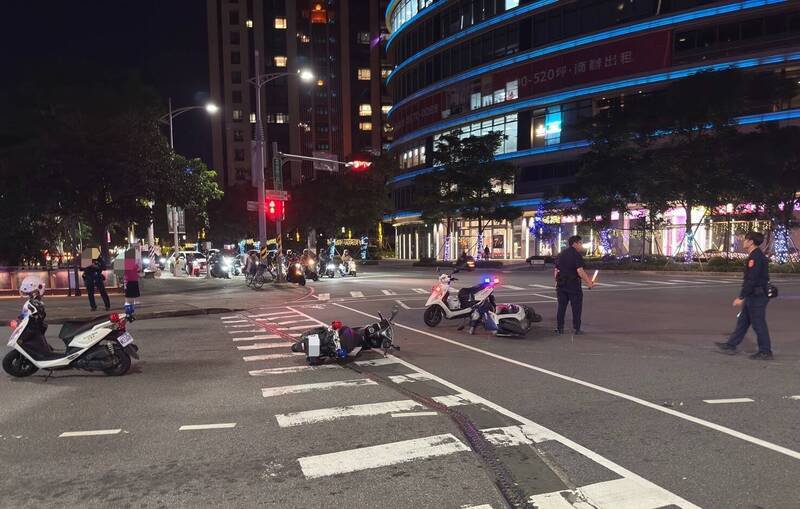 新庄警分局交通中队于事故现场指挥来往车辆，并进行绘测。（记者徐圣伦翻摄）