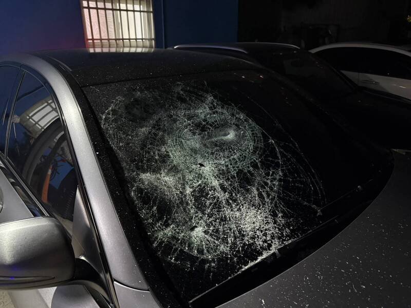 蔡姓民众的自小客车挡风玻璃，遭陈男持手枪敲破。（记者陈建志翻摄）