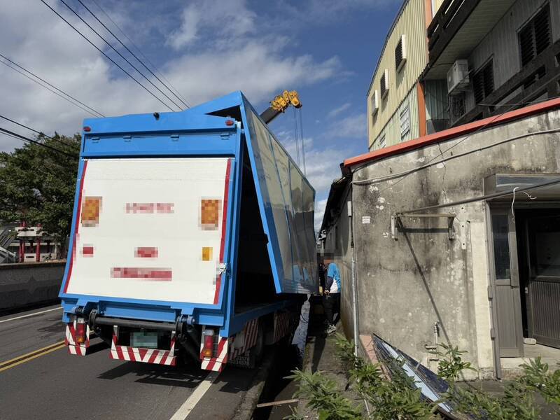 宜县朱姓大货司机下货后忘了关好货门就上路，经过五结乡一处路口，货门松脱擦撞民宅 。（图由警方提供）