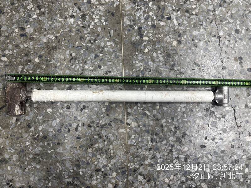 赖男所持的榔头遭警方扣回。（记者徐圣伦翻摄）