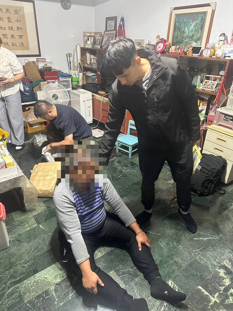 警方在杨女家中逮捕前来面交的38岁廖姓男车手，当场查获赃款330万元及智慧型手机等证物。（记者郑景议翻摄）