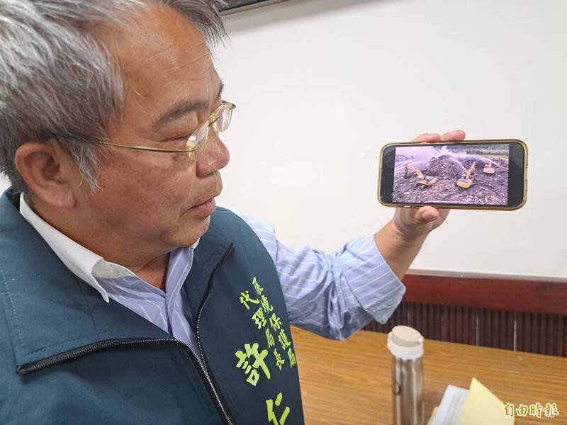 南市环保局长许仁泽出示乌树林火场现况，强调4日中午以前可完全灭火。（记者蔡文居摄）