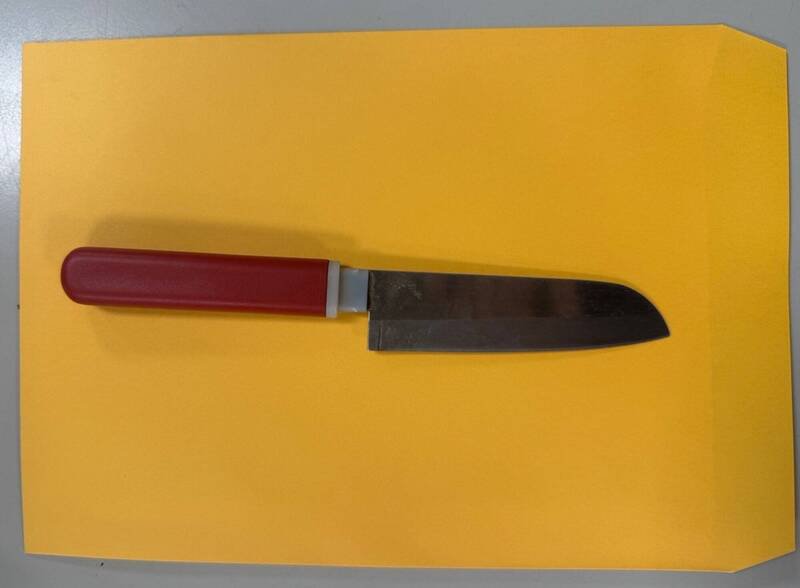 饮料店少年因不满爸爸出门外送不让他跟，从家中拿水果刀作势朝母亲挥舞，民众协助制伏，混乱中意外造成母亲左手臂轻微划伤。示意图。（资料照）