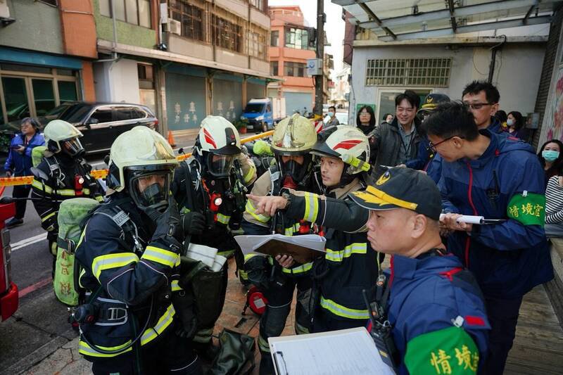 复旦消防分队在平镇区宋俊宏妇幼医院举办火灾情境演练。（图由桃园市政府提供）