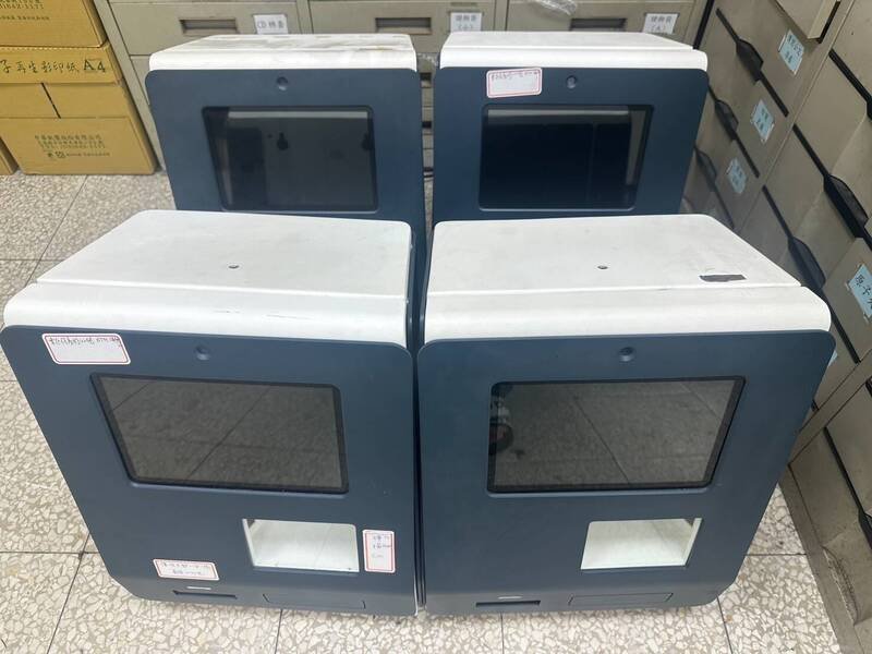 台中警方查扣4台涉及诈骗洗钱的比特币自动柜员机。（警方提供）