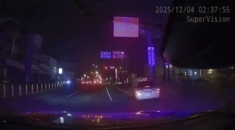 毒驾自撞安全岛。（屏东警分局提供）