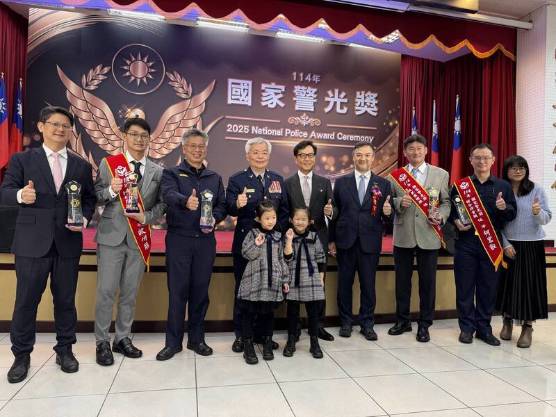 彰化县警局打诈、扫黑绩效卓著，获警政署长张荣兴（左4）颁奖表扬。（图由警方提供）