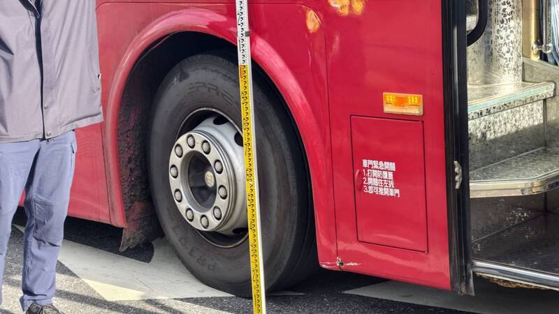 游览车撞机车，造成游览车壳受损。（民众提供）