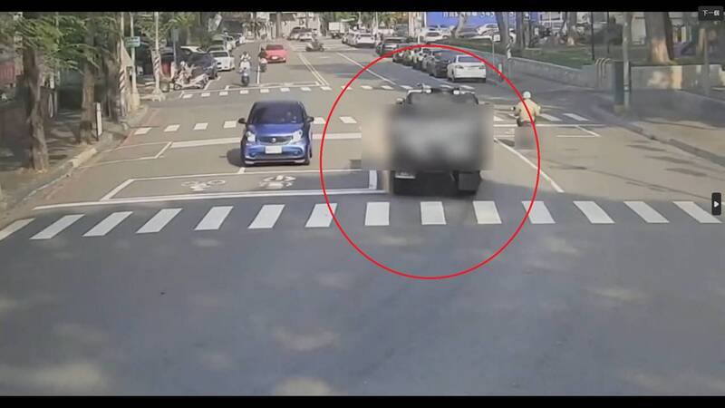 小货车疑似载运废油行经觉民路一处弯路时，渗漏出大片油污。（民众提供）