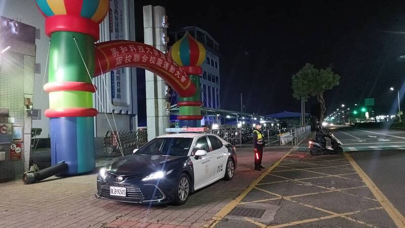 警方至美和科技大学前执法。（警方提供）