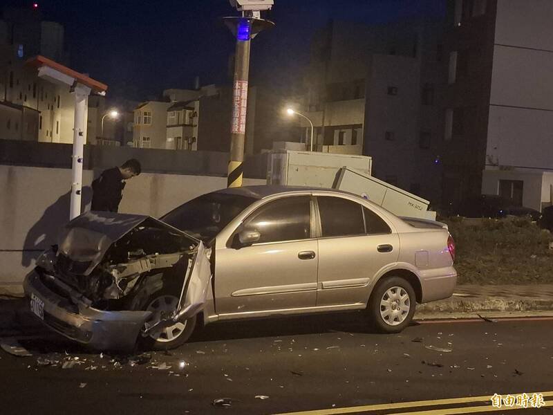 澎湖发生酒驾酿祸事件，停放路边车辆无辜受害。（记者刘禹庆摄）