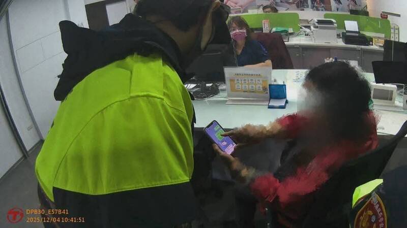 女子前往保险公司，欲用保单贷款120万元。（图由马公警分局提供）