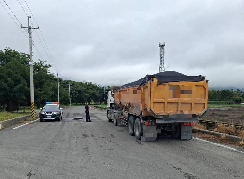 屏县里港警分局将针对砂石车等大型车展开大执法。（屏县里港警分局提供）
