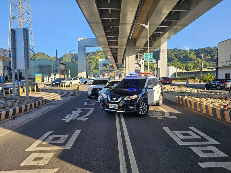 警方拦截围捕，将偷车贼汪男逮捕到案。（图由民众提供）