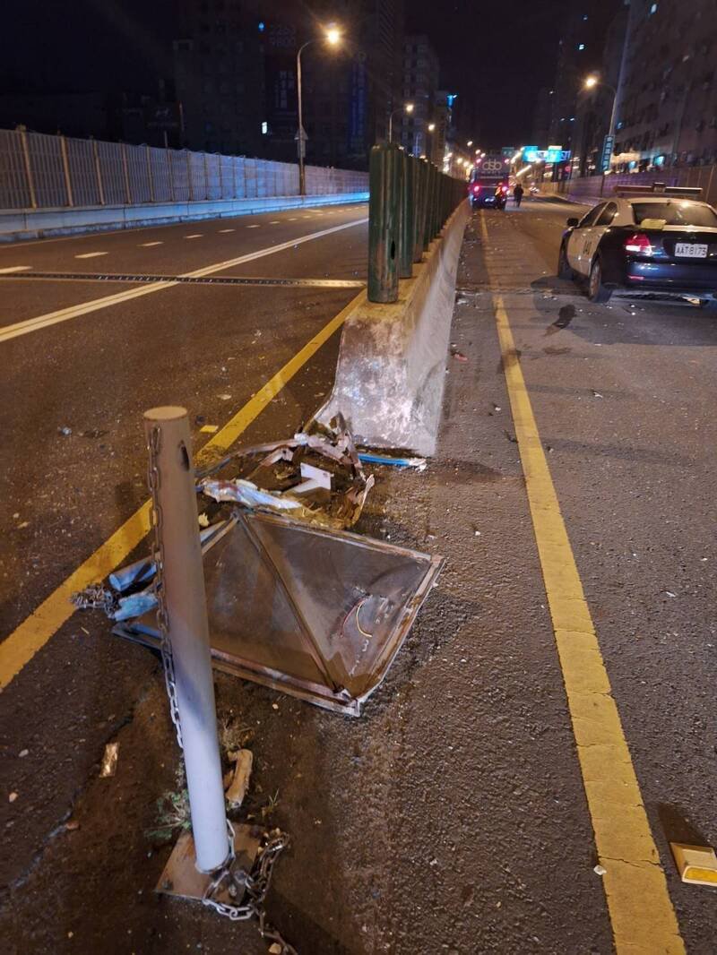 许男驾驶游览车载著8名乘客，行经台64线中和交流道附近时，疑因恍神导致左侧车头撞上护栏，事故发生后散落物喷飞至对向车道。（记者陆运锋翻摄）