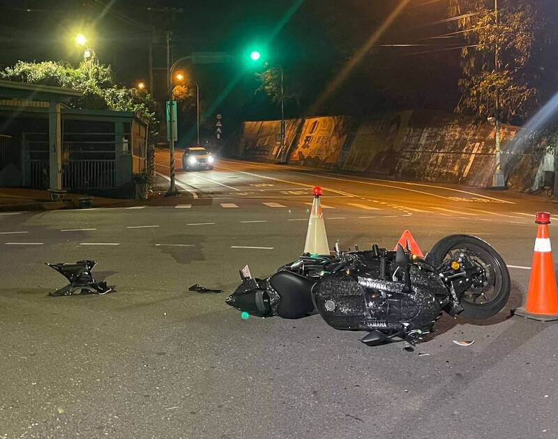 彰化139线昨晚传出重机与「牛魔王」超跑路口碰撞意外。（警方提供）