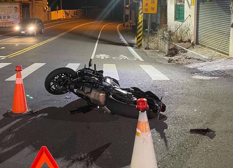 彰化139线昨晚传出重机与超跑路口碰撞意外，骑士也跟著倒地。（警方提供）