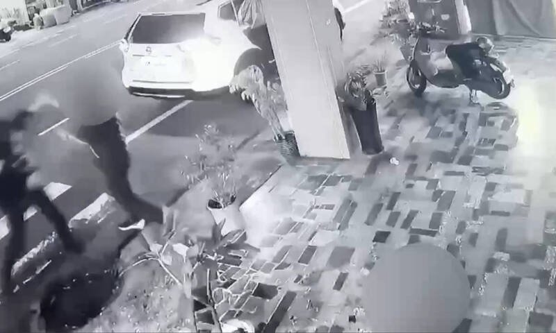 四十二岁林姓男子（右者）涉持小斧头攻击黄姓女警员。（民众提供）