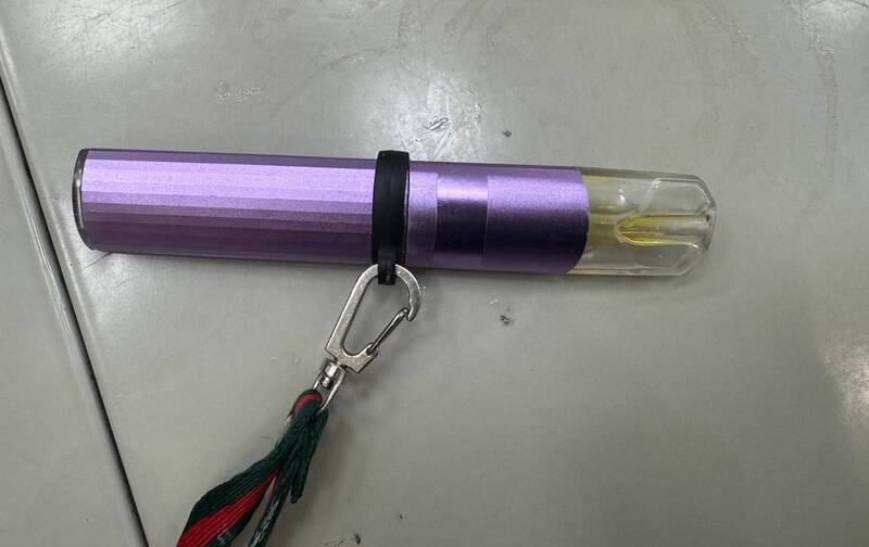 黄男胸口挂著加热器，验出毒品依托咪酯。（记者郑淑婷翻摄）
<h4>☆少一份毒品就多一份健康，自由时报提醒您远离毒品☆</h4>