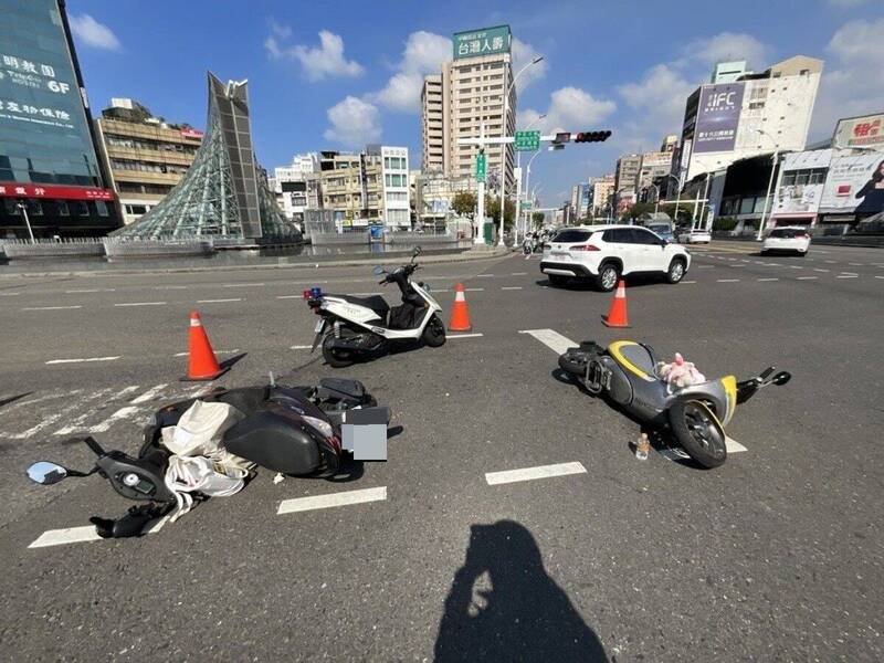 高雄女骑士礼让救护车惨遭后方机车击落受伤。（民众提供）