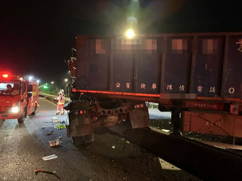 滨海公路上3辆大货车撞在一起，造成一死一伤事故。（记者吴升儒翻摄）
