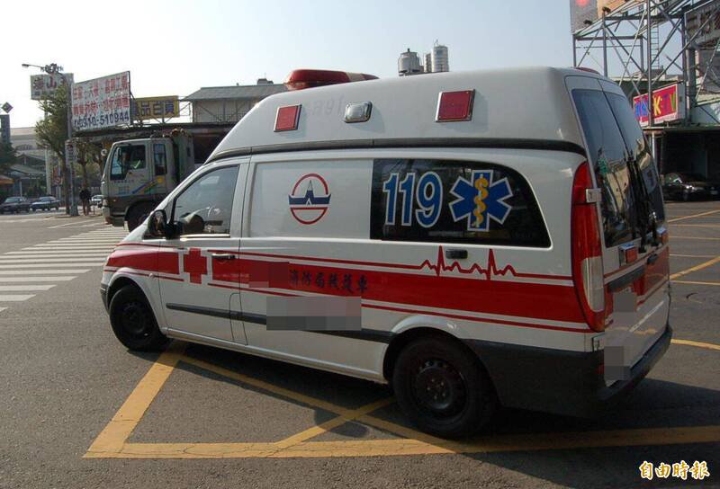 台中北屯杨姓男子今早坠楼，并砸中骑机车经过的陈姓女骑士，造成右脚膝盖擦挫伤，所幸无大碍，杨男死因将由检察官相验厘清。（记者陈建志摄）