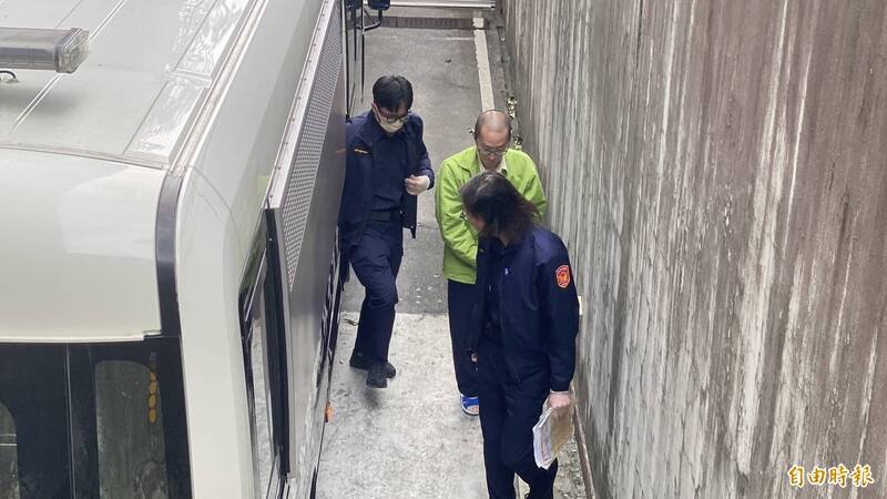 佐佐木11月在台北市中山捷运站周边再以手机偷拍女子，检方依无故摄录性影像罪起诉；图为移审画面。（记者刘咏韵摄）