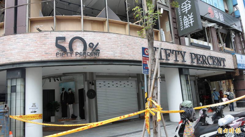 1楼服饰店展示窗也破裂。（记者黄政嘉摄）