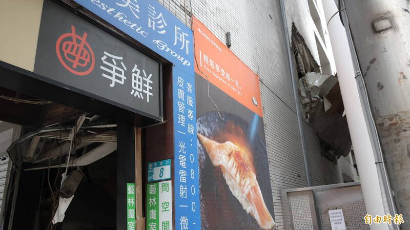 气爆2楼后阳台明显外推。（记者黄政嘉摄）