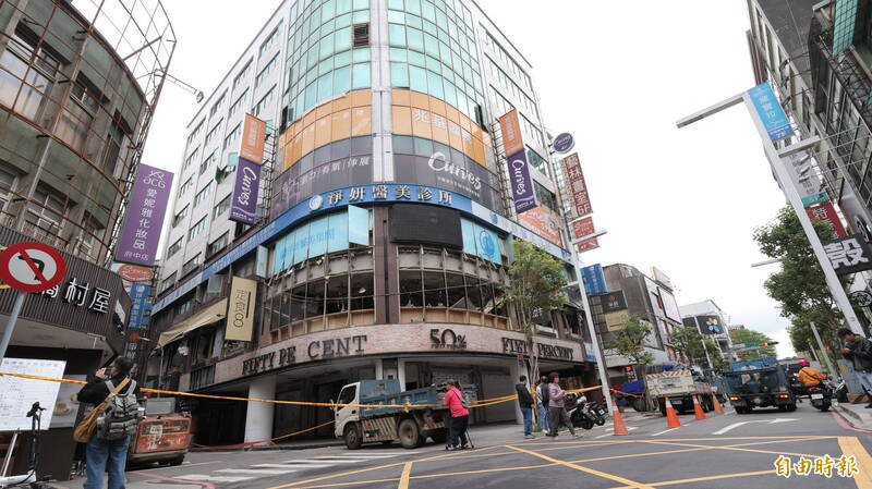 新北市板桥区重庆路10号2楼的「定食8」及「争鲜」餐厅，今晨近1点发生气爆意外。（记者黄政嘉摄）