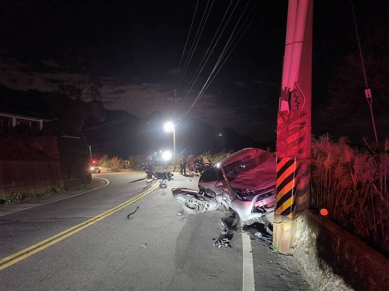 新北市三芝今天凌晨惊传一辆轿车逆向连撞对向两辆机车，造成一名骑士坠落山坡，警方到场将3人送医，现场汽机车零件散落一地。（记者吴仁捷翻摄）