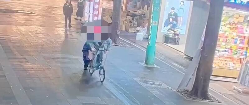 郭嫌犯案后骑脚踏车逃逸，被热心民众拦下。（记者王冠仁翻摄）