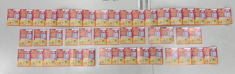 警方查扣郭抢来的刮刮乐。（记者王冠仁翻摄）