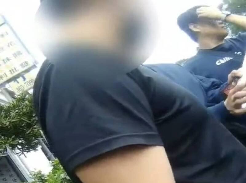 专案小组在八德区介寿路二段拦下徒步中的陈男。（记者郑淑婷翻摄）