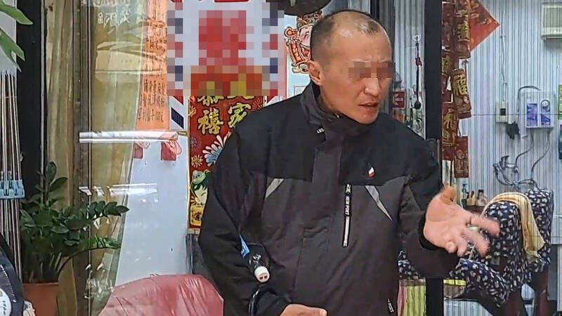 警方到场时男子还辩称自己有跟老板娘说，请她帮忙剪个头。（民众提供）