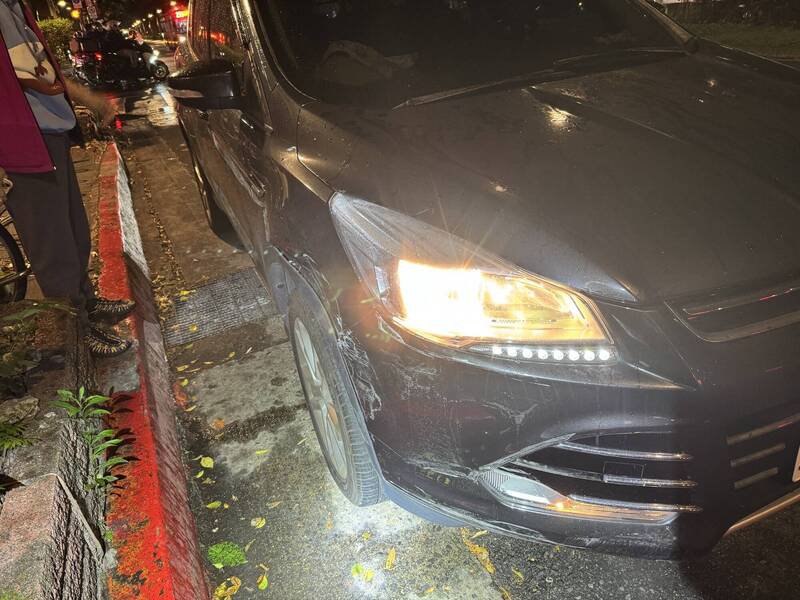 第3起事故由林姓女子驾驶自小客车，沿敦化南路2段快车道准备并入敦化南路慢车道时，疑未礼让直行车先行，导致右侧车身与行驶慢车道的陈姓女驾驶左侧车身发生碰撞。（记者陆运锋翻摄）