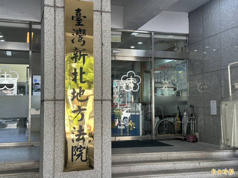 新北地院法官今上午裁定，新北市刑警大队郑姓代理副大队长收押禁见。（记者吴升儒摄）