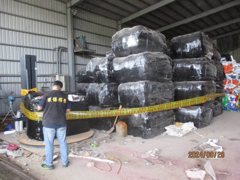 基隆地检署检察官李承晏、萧咏励去年8月指挥内政部警政署保安警察第七总队第三大队等单位，侦破这起以合法掩护非法的跨国输出废弃物案。（记者林嘉东翻摄）