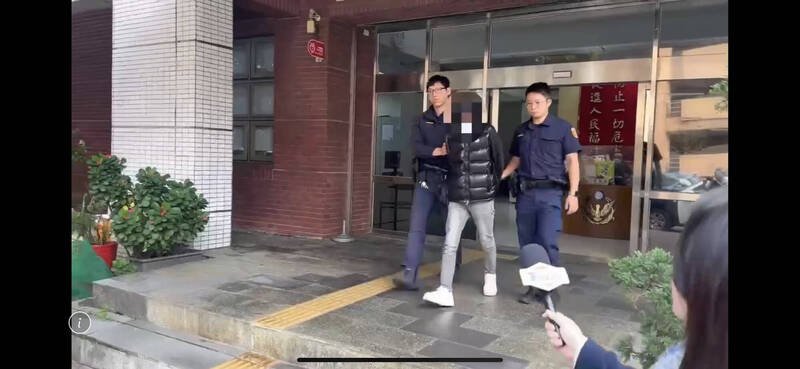 新北市警淡水分局获报两人遭持枪勒赎，事后查出疑为赌债纠纷，逮捕叶嫌（见图）。（记者吴仁捷翻摄）