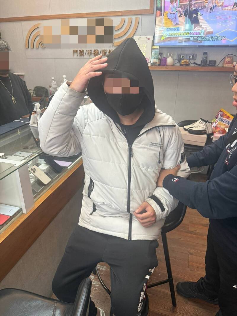 刘姓男子连日偷窃手机，惯性穿著白色外套，被警方查获。（警方提供）
