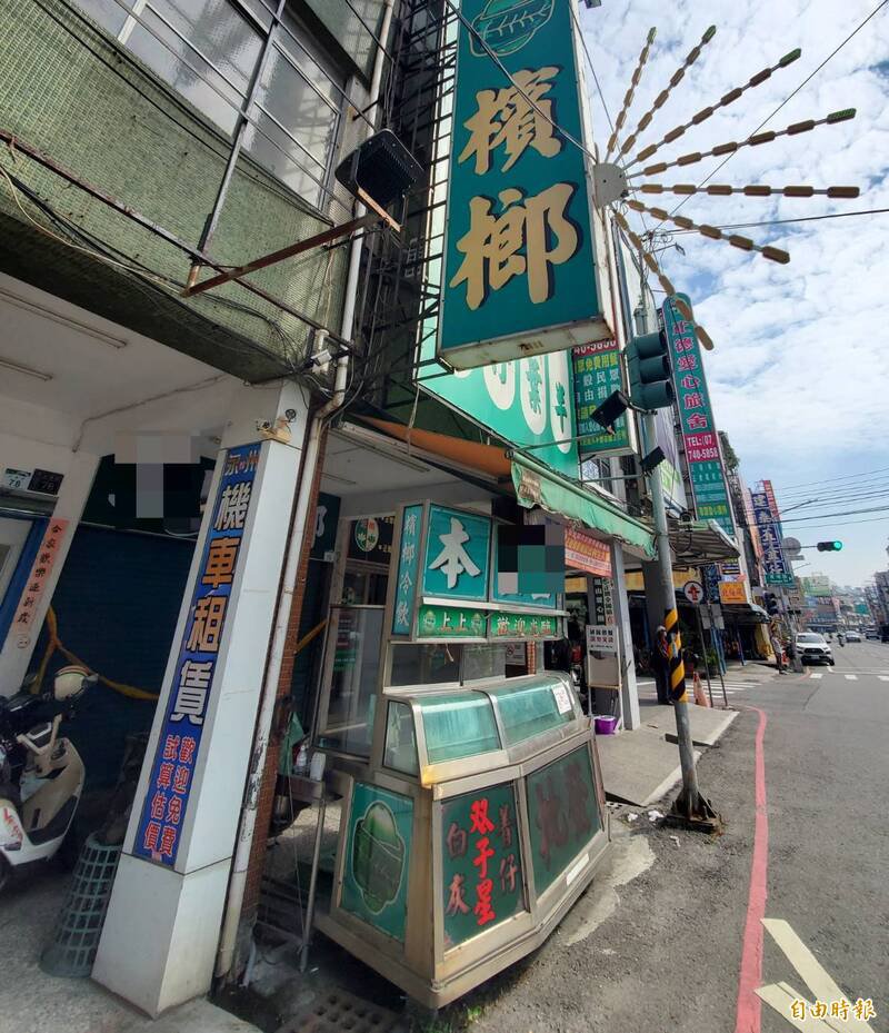 吕姓男子于案发地不到100公尺娃娃机店骑楼地，远距离观察命案现场。（记者陈文婵摄）