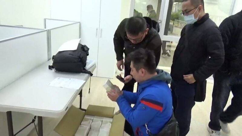 警方前往天一爱公司的办公室、仓库搜索。（记者王冠仁翻摄）